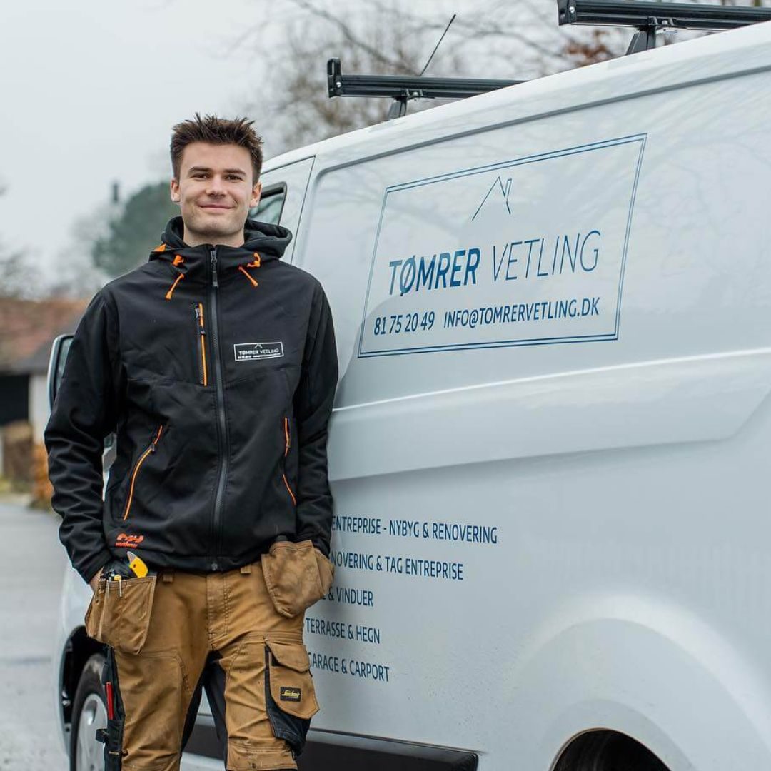 Tømrer fra Vetling foran den skiltede firmabil
