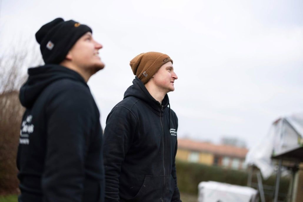 To tagdækkere fra Brdr. Havgaard på en byggeplads