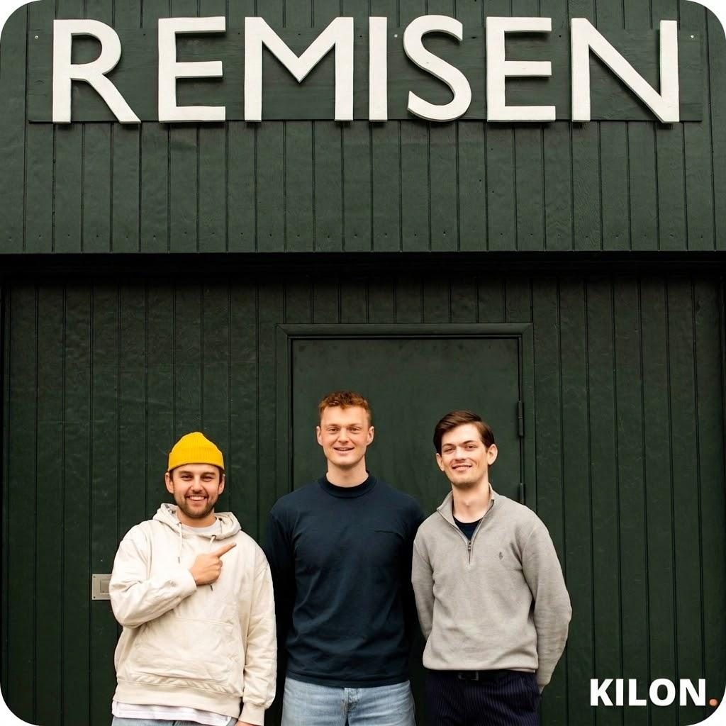Teamet bag Remisen foran deres værksted
