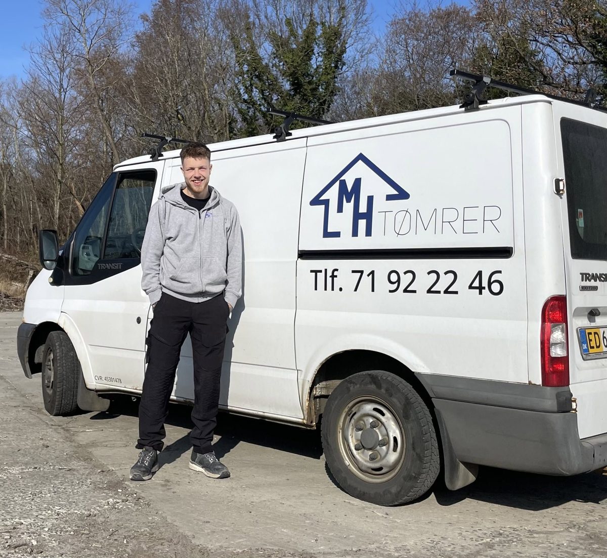 Magnus fra MH Tømrer foran firmabilen